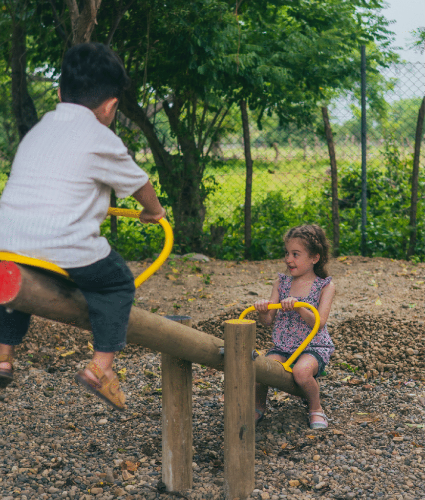 Niños jugando en el balancín de La Casa Voltiá