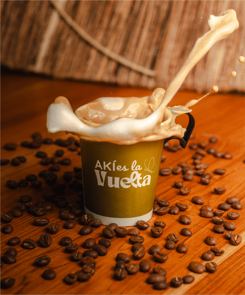 Café en vaso de Akí es la Vuelta, cafetería de La Casa Voltiá