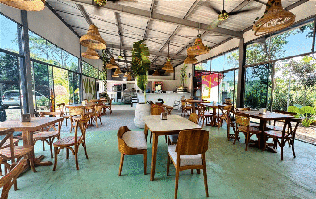 Interior del restaurante Akí es la Vuelta en La Casa Voltiá