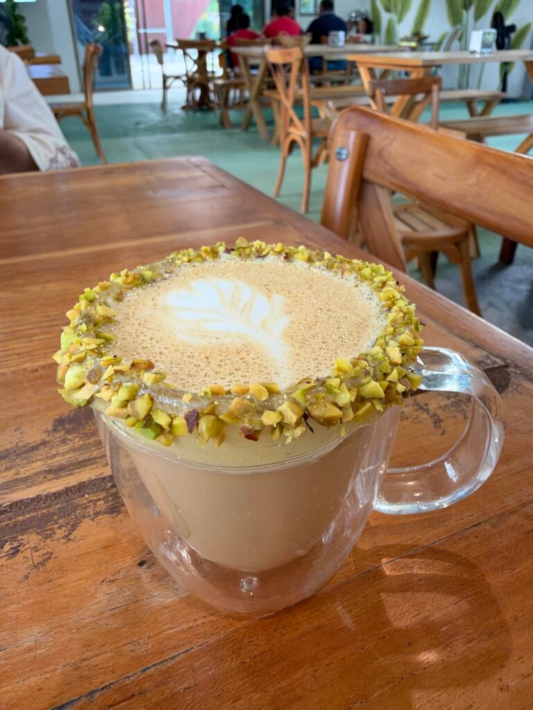 Capuchino con pistacho de la cafetería Akí es la Vuelta en La Casa Voltiá