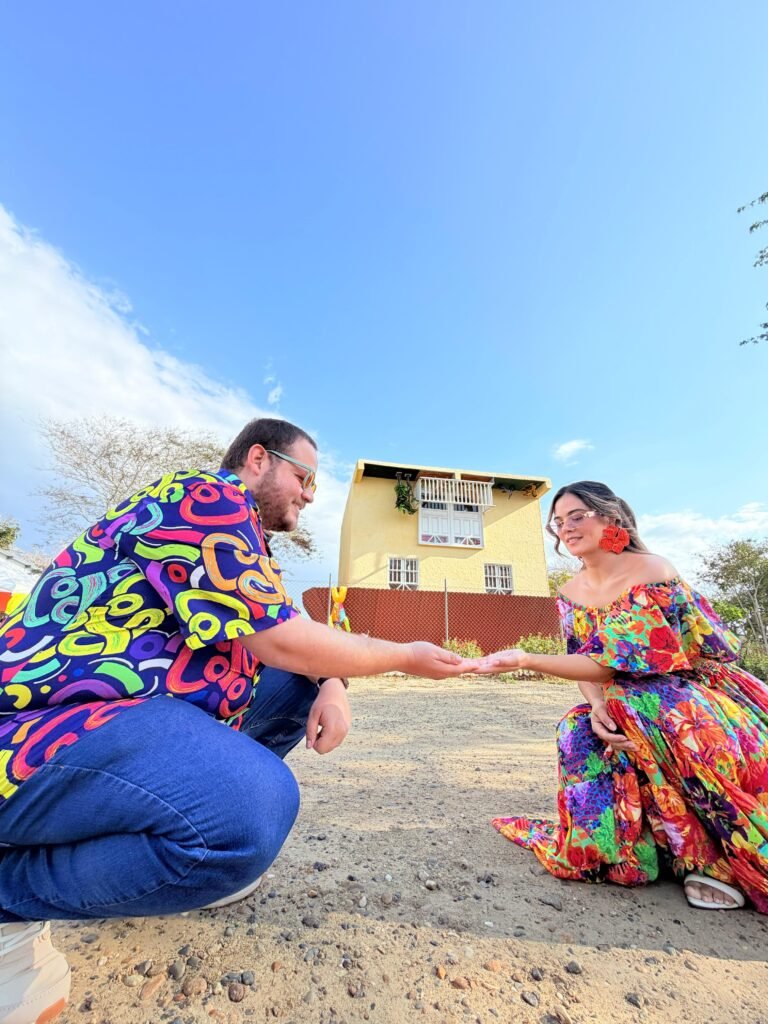 Pareja haciendo una foto de ilusión óptica con La Casa Voltiá en la mano