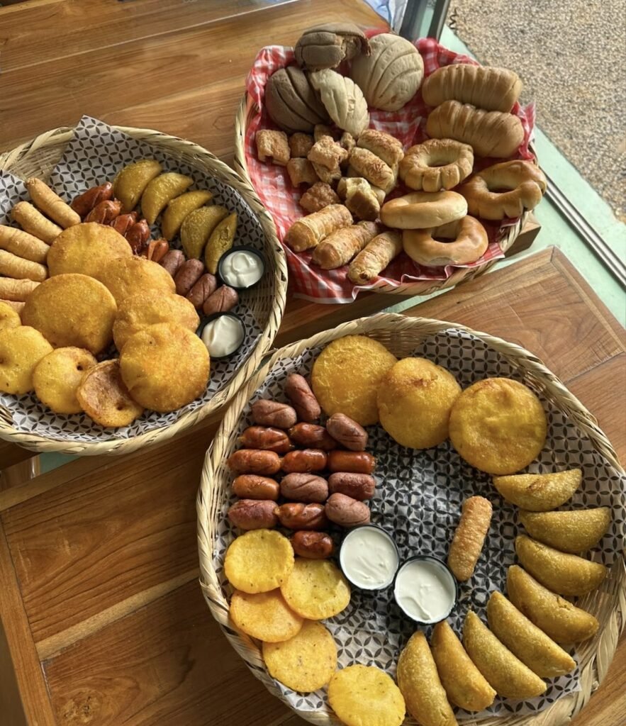 Canastas de fritos y pan para compartir en La Casa Voltiá