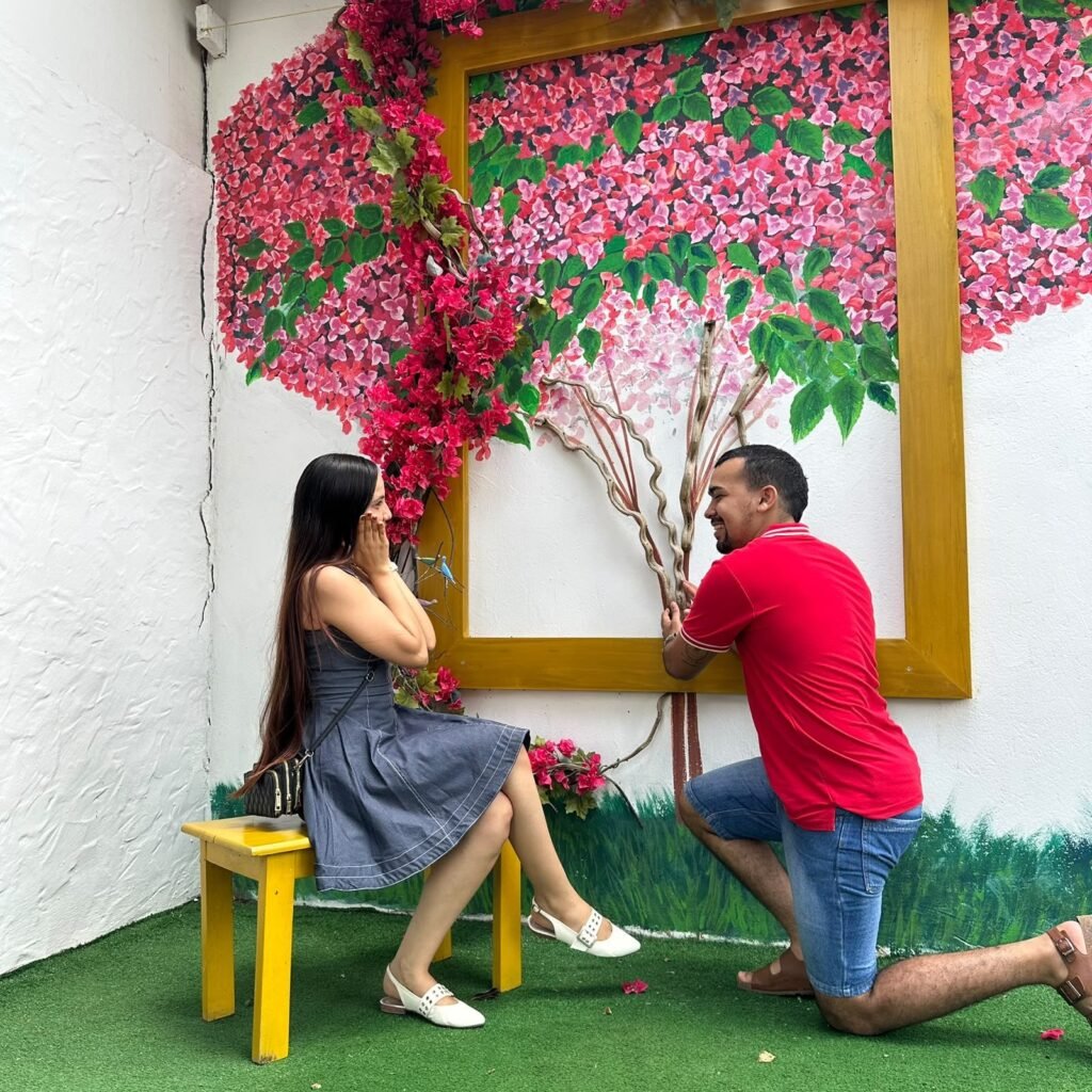 Ilusión óptica con el mural de flores en La Casa Voltiá