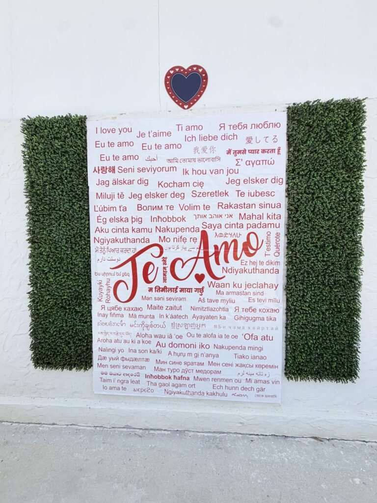 Mural Te amo en varios idiomas en La Casa Voltiá