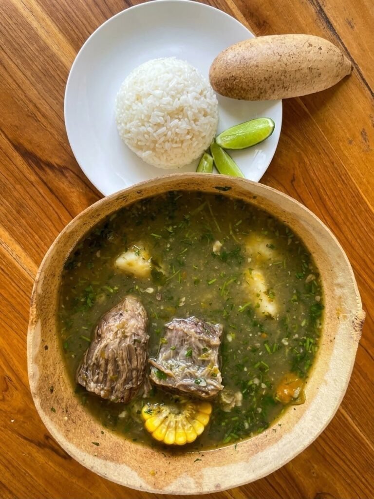 Sancocho de costilla en totuma con arroz en el restaurante Akí es la Vuelta