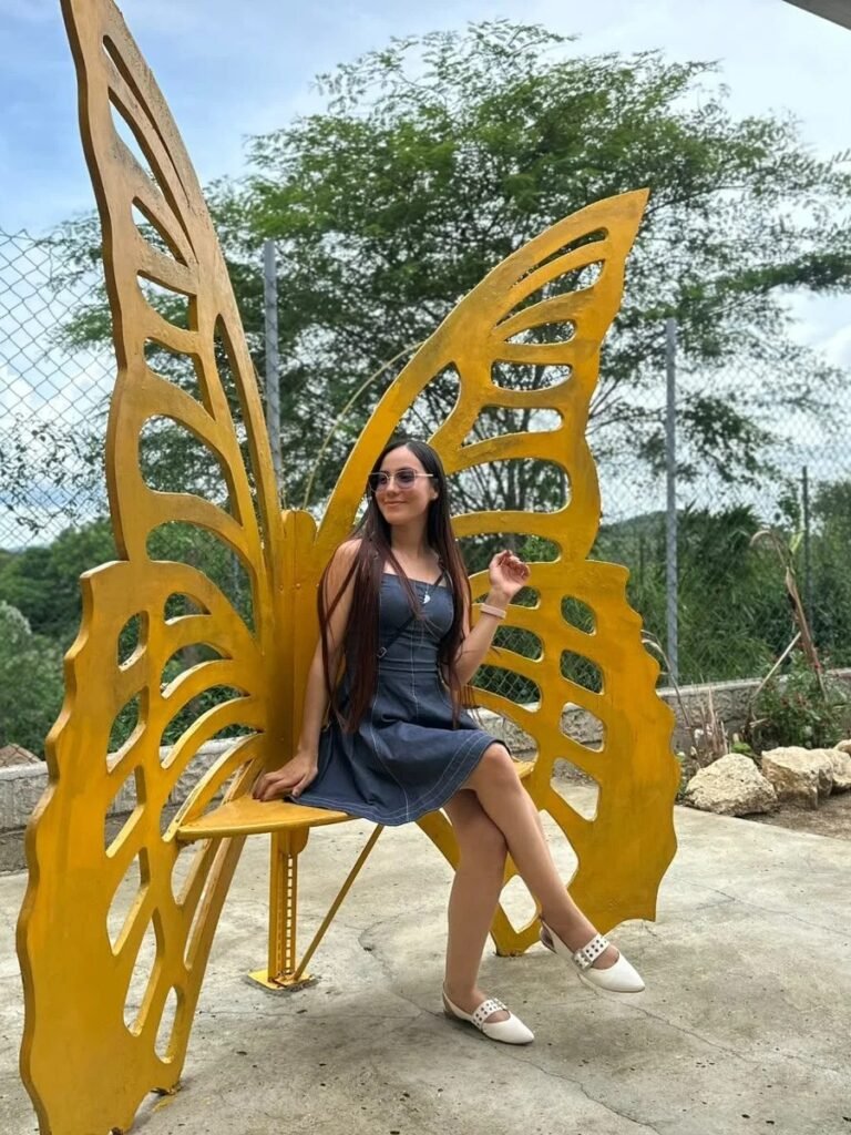 Silla mariposa gigante para fotos en La Casa Voltiá